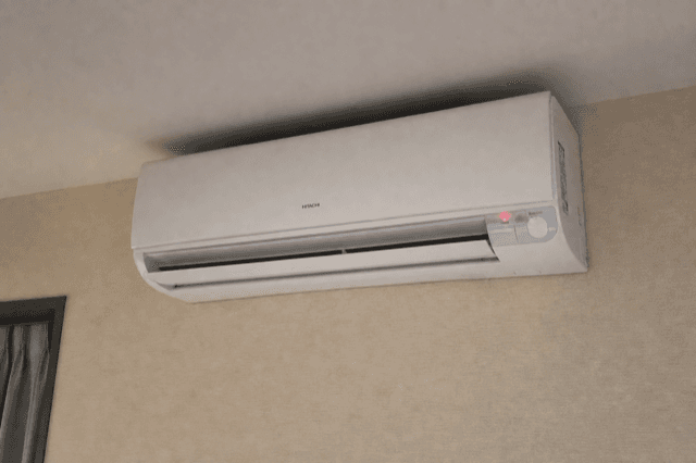 Wandmontierte Klimaanlage mit blinkender roter Fehleranzeige