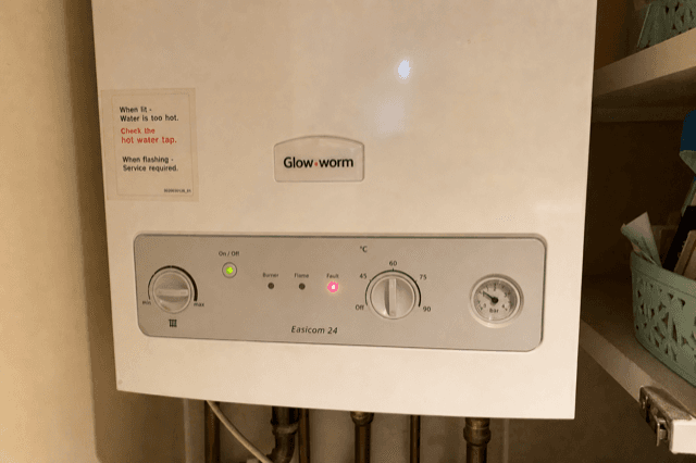 Boiler-Bedienfeld mit blinkender roter Anzeigeleuchte