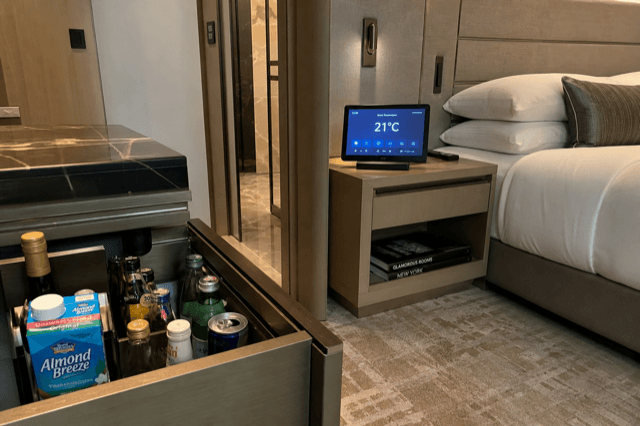 Suite VIP con leche de almendra en el minibar, temperatura a 21 °C, sin arreglos florales
