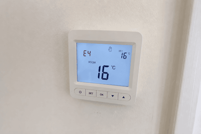 Wandthermostat mit Fehlercode und Raumtemperatur bei 16 °C